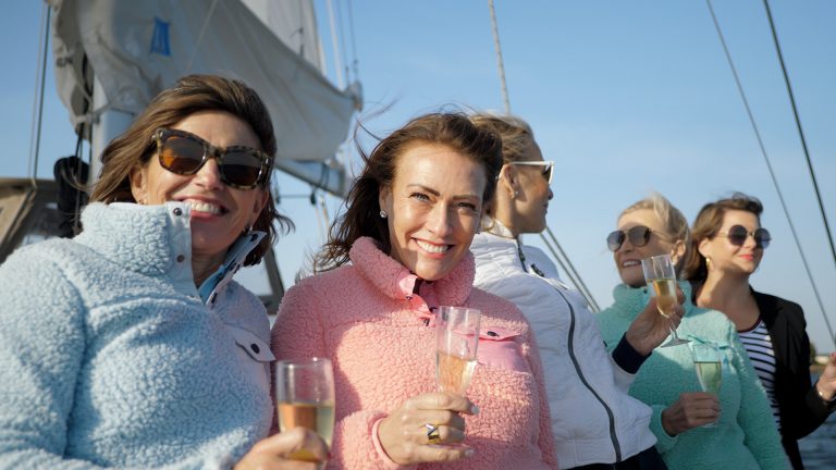 Koe uniikki merielämys luksusluokan Lagoon 42 ja Lagoon 46 -jahdeilla Helsingissä. YachtsAgent Fleet tarjoaa tyylikkäät puitteet erilaisiin tapahtumiin merellä.