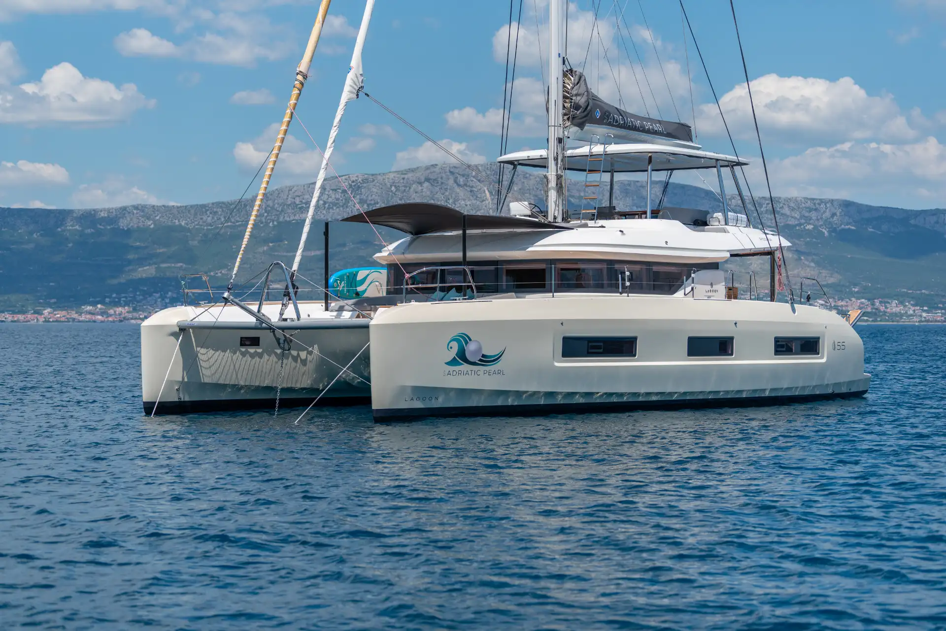 Luksusluokan katamaraaniloma Kroatiassa Adriatic Pearl Lagoon 55 -aluksella
