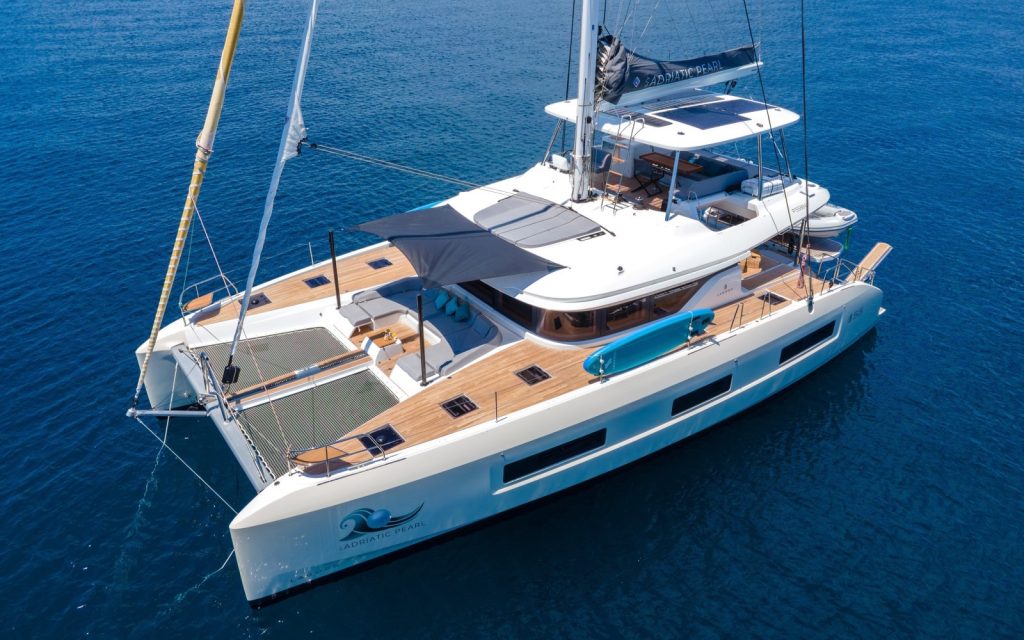Adriatic Pearl -luksuskatamaraani purjehtimassa Kroatian rannikolla